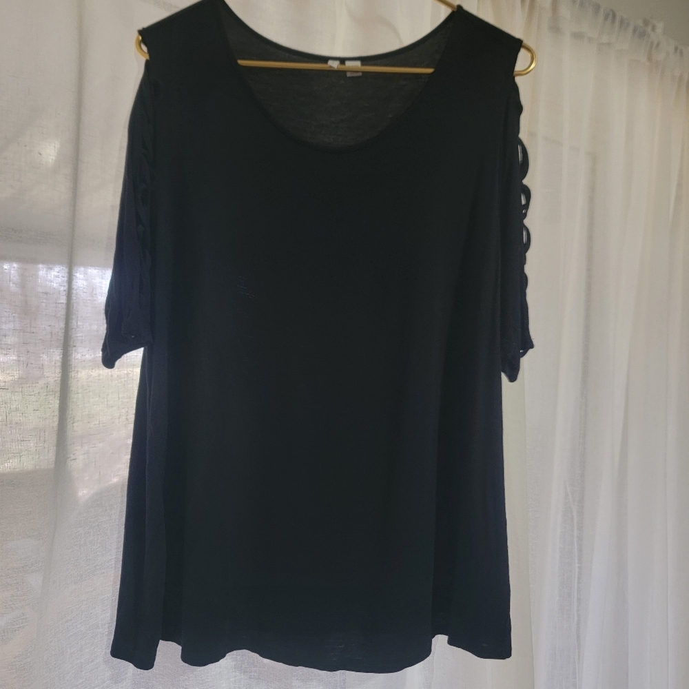 Woman's 18/20 criss cross sleve top